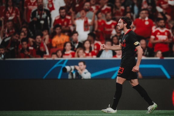 {"titleEn":"UEFA Champions League Group D: Benfica - FC Salzburg","description":"LISSABON, PORTUGAL - SEPTEMBER 20: Roko Simic (L) of FC Salzburg celebrates after scoring his side’s first goal during the UEFA Champions League Group D match on September 20, 2023 in Lissabon, Portugal. \rPhoto by Andreas Schaad - FC Red Bull Salzburg","tags":"Roko Simic","focusX":0.2515599543629412,"focusY":0.1921182266009852}