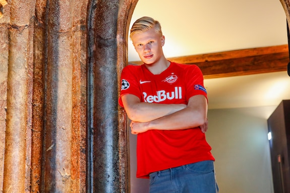{"titleEn":"SOCCER - BL, RBS, team photo shoot","description":"SALZBURG,AUSTRIA,17.OCT.19 - SOCCER - tipico Bundesliga, Red Bull Salzburg, team photo shooting. Image shows Erling Haaland (RBS). Photo: GEPA pictures/ Jasmin Walter - For editorial use only. Image is free of charge.","tags":null,"focusX":0.0,"focusY":0.0}