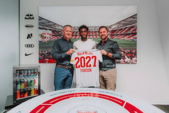 {"titleEn":"Contract Extension Signing Amankwah Forson","description":"SALZBURG, AUSTRIA: Amankwah Forson (M) with Stephan Reiter (L/CEO) and Bernhard Seonbuchner (R/Director of Sports) of FC Red Bull Salzburg after the signing of his contract extension at Red Bull Arena in Salzburg, Austria. (Photo by FC Red Bull Salzburg)","tags":null,"focusX":0.0,"focusY":0.0}
