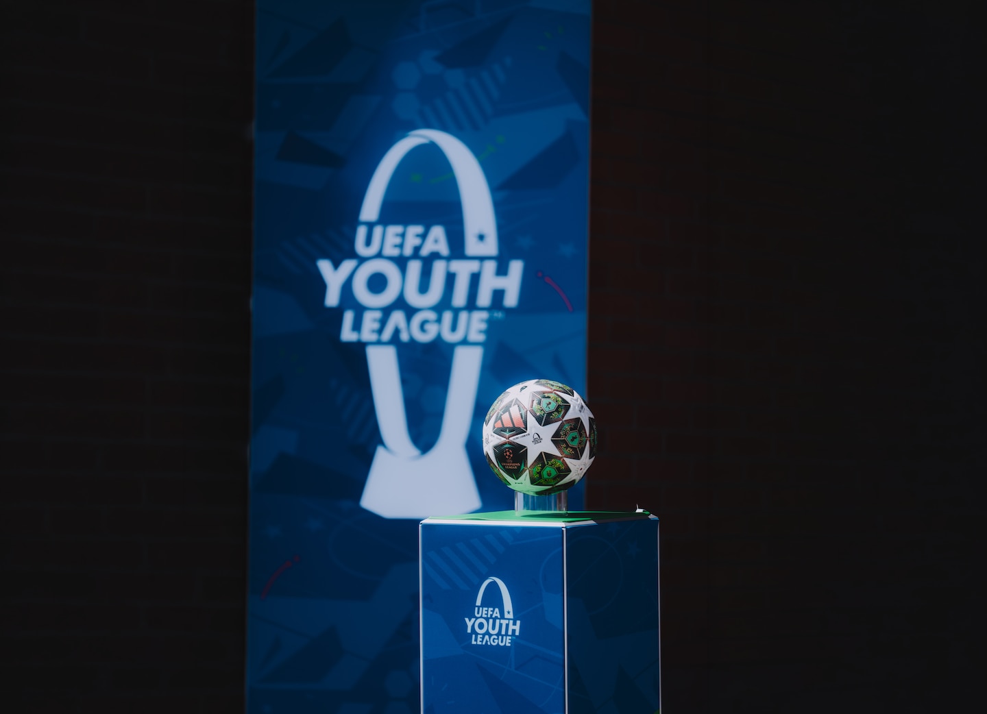 UEFA Youth League Ball auf Sockel vor Banner mit Logo