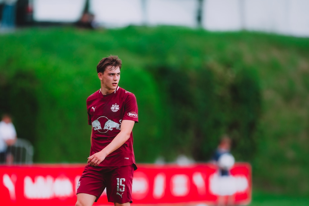 Fußballspieler des FC Red Bull Salzburg in dunkelrotem Trikot mit der Nummer 15.