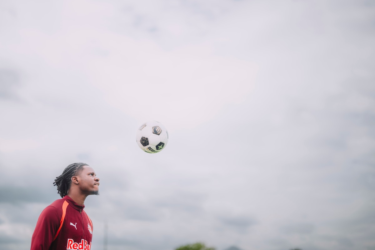 Fußballer mit Ball am Kopf, Spieler des FC Red Bull Salzburg, trainiert am Trainingsgelände in Taxham, Salzburg.