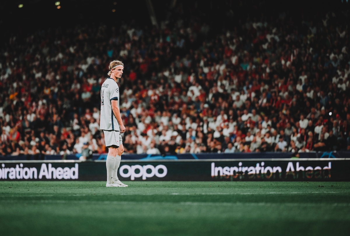 Fußballspieler Martin Ødegaard im Stadion vor vielen Zuschauern