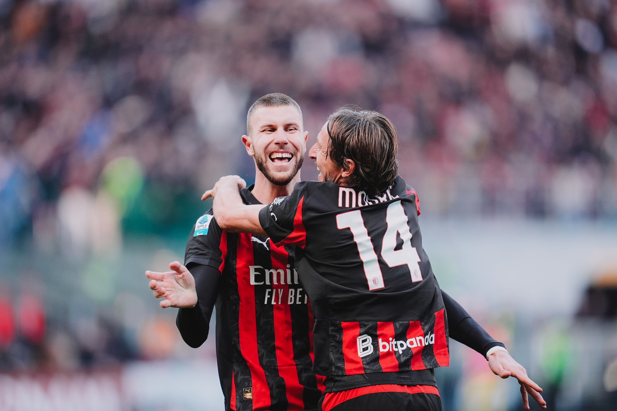 Fußballer Rade Krunić und Tijjani Reijnders von Milan jubeln auf dem Spielfeld.