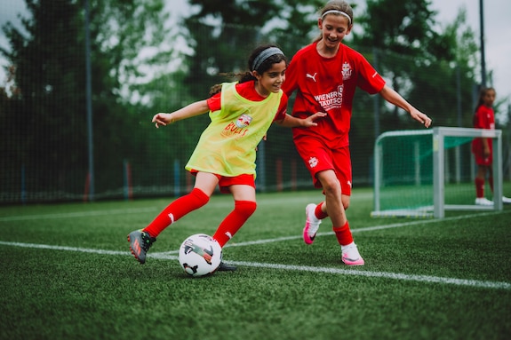 Fußball: Mädchen im Trainingslager in Salzburg spielen auf Kunstrasen