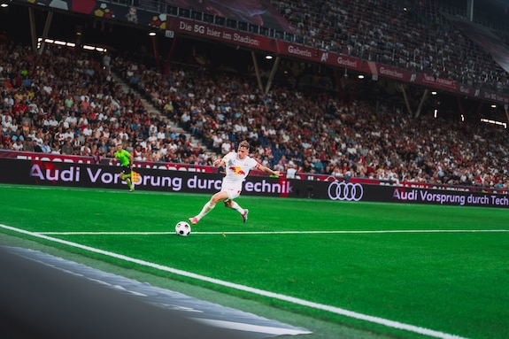 Fußballspieler des FC Red Bull Salzburg spielt im Stadion in Wals-Siezenheim.