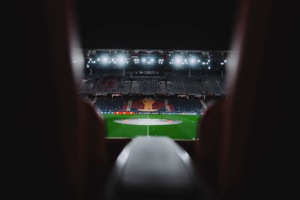 Fußballstadion mit Flutlicht und Rasen im Blickfeld, UEFA Europa League