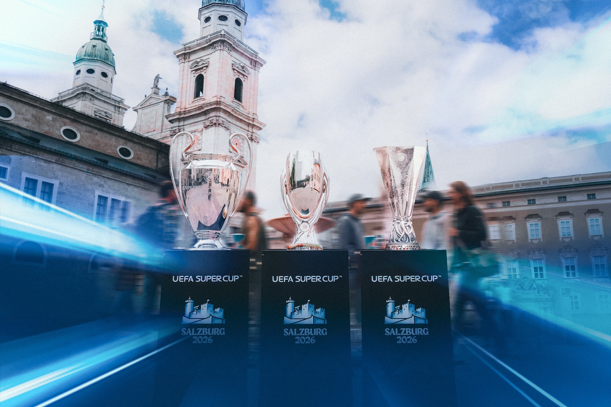 UEFA Super Cup Trophäen in Salzburg 2026, mit Salzburger Dom im Hintergrund