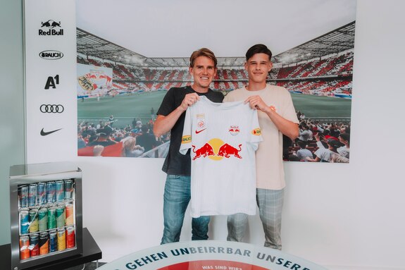 {"titleEn":"Contract Signing Zeteny Jano","description":"SALZBURG, AUSTRIA: Zeteny Jano (R) of FC Red Bull Salzburg with Christoph Freund (L/Director of Sports) after his contract signing at Red Bull Arena in Salzburg, Austria. (Photo by FC Red Bull Salzburg)","tags":null,"focusX":0.0,"focusY":0.0}