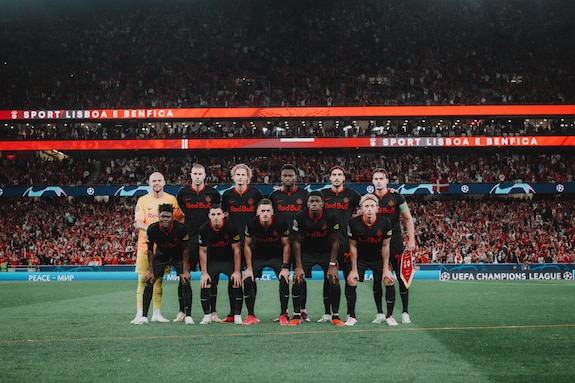{"titleEn":"UEFA Champions League Group D: Benfica - FC Salzburg","description":"LISSABON, PORTUGAL - SEPTEMBER 20: The team of FC Salzburg lines up for photographers prior to the UEFA Champions League Group D match on September 20, 2023 in Lissabon, Portugal. \rPhoto by Andreas Schaad - FC Red Bull Salzburg","tags":null,"focusX":0.0,"focusY":0.0}