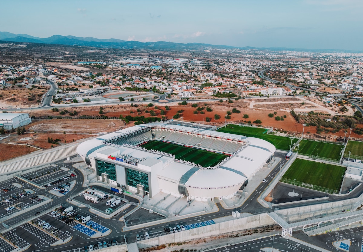 Alphamega Stadium in Limassol, Zypern, mit Fußballfeldern und Parkplätzen.