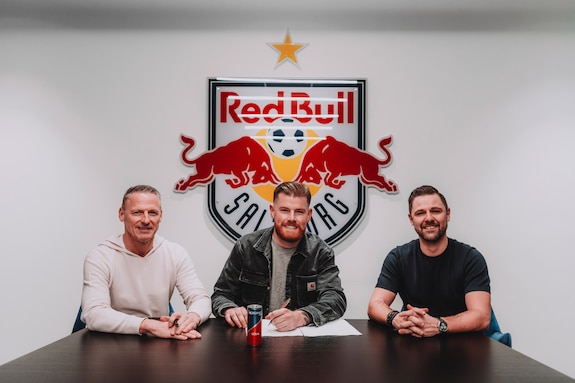 {"titleEn":"Contract Signing Timo Horn","description":"SALZBURG, AUSTRIA: Timo Horn (M) with Stephan Reiter (L/CEO) and Bernhard Seonbuchner (R/Director of Sports) of FC Red Bull Salzburg after his contract signing at Red Bull Arena in Salzburg, Austria. (Photo by FC Red Bull Salzburg)","tags":null,"focusX":0.0,"focusY":0.0}