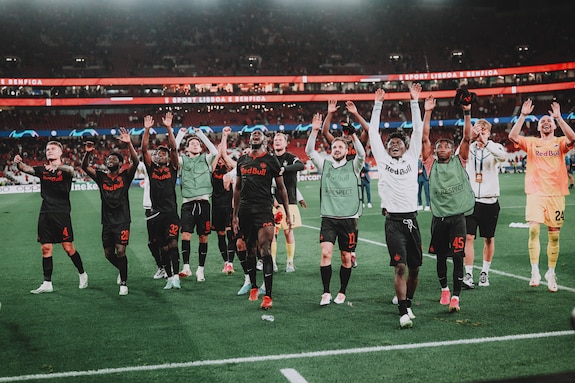 {"titleEn":"UEFA Champions League Group D: Benfica - FC Salzburg","description":"LISSABON, PORTUGAL - SEPTEMBER 20: Players of FC Salzburg celebrate after winning the UEFA Champions League Group D match on September 20, 2023 in Lissabon, Portugal. \rPhoto by Andreas Schaad - FC Red Bull Salzburg","tags":null,"focusX":0.0,"focusY":0.0}