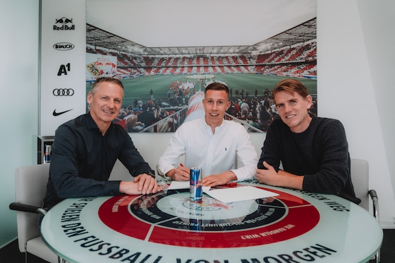 {"titleEn":"Contract Signing Rocco Zikovic","description":"SALZBURG, AUSTRIA: Rocco Zikovic (M) of FC Red Bull Salzburg with Stephan Reiter (L/CEO) and Christoph Freund (R/Director of Sports) during his contract signing at Red Bull Arena in Salzburg, Austria. (Photo by FC Red Bull Salzburg)","tags":null,"focusX":0.0,"focusY":0.0}
