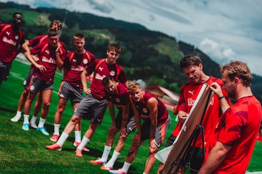 Fußballspieler des FC Red Bull Salzburg hören Trainer Erling Haaland im Trainingszentrum Rif bei Salzburg zu.