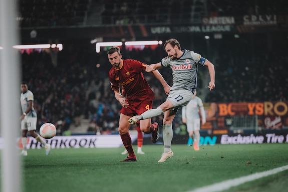 {"titleEn":"FC Salzburg v AS Roma: Knockout Round Play-Off Leg One - UEFA Europa League","description":"SALZBURG, AUSTRIA - FEBRUARY 16: (EDITORS NOTE: Image has been digitally enhanced.) Bryan Cristante of AS Roma challenges Andreas Ulmer of FC Salzburg during the UEFA Europa League knockout round play-off leg one match between FC Salzburg and AS Roma at Football Arena Salzburg on February 16, 2023 in Salzburg, Austria. (Photo by Andreas Schaad - FC Red Bull Salzburg/FC Red Bull Salzburg via Getty Images)","tags":null,"focusX":0.0,"focusY":0.0}