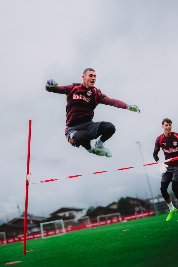 Fußballtorhüter Philipp Köhn springt im Training über eine Hürde in Salzburg.