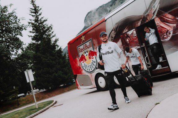 {"titleEn":"FC Red Bull Salzburg Summer Training Camp 2023 Saalfelden – Day 01","description":"SAALFELDEN, AUSTRIA – JULY 01, 2023: Andreas Ulmer (L), Nicolas Capaldo (M) and Kilian Ludewig (R) of FC Red Bull Salzburg arriving at the team hotel for the club's 2023 summer training camp in Saalfelden, Austria. (Photo by FC Red Bull Salzburg)","tags":null,"focusX":0.0,"focusY":0.0}