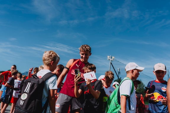 Fußballer Karim Konaté im Gespräch mit jungen Fans in Salzburg